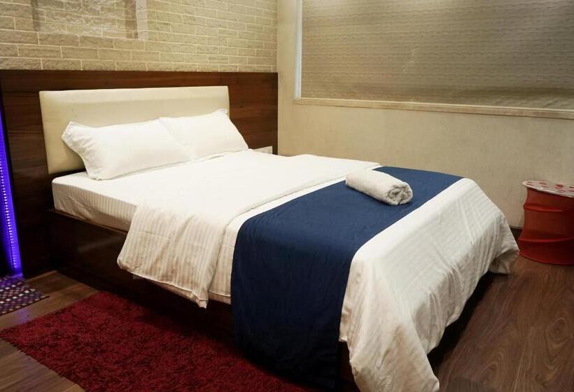 Standard room with outdoor bath, Zenith Homes   Powai Suites