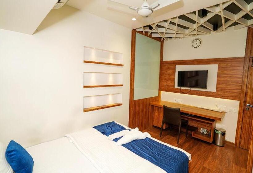Standard room with outdoor bath, Zenith Homes   Powai Suites