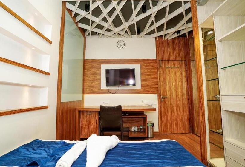 Standard room with outdoor bath, Zenith Homes   Powai Suites