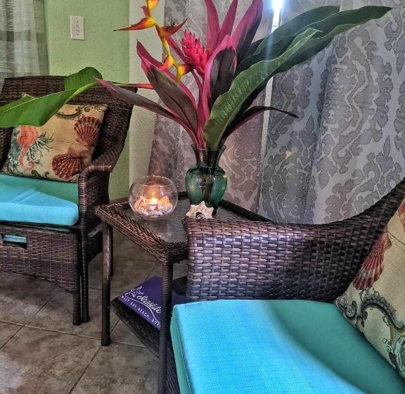 Deluxe Suite King Bed, Seaside Inn Roatan