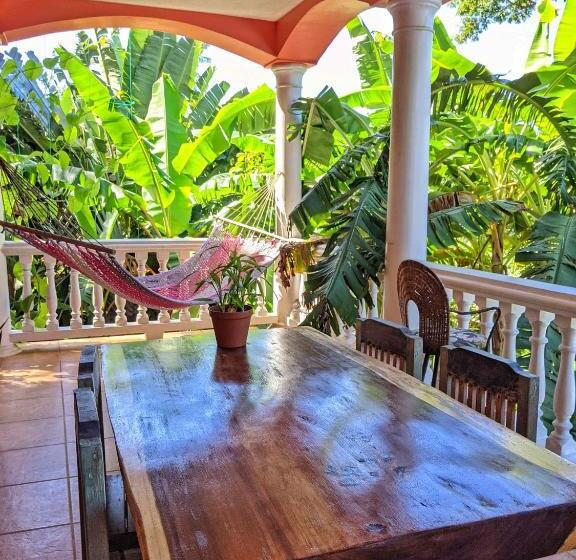 بانگلوی استاندارد, Seaside Inn Roatan