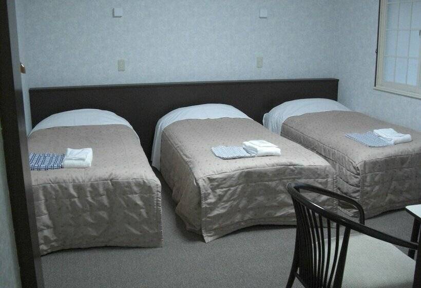 اتاق استاندارد سه تخته با سرویس بهداشتی مشترک, Akakura Yours Inn