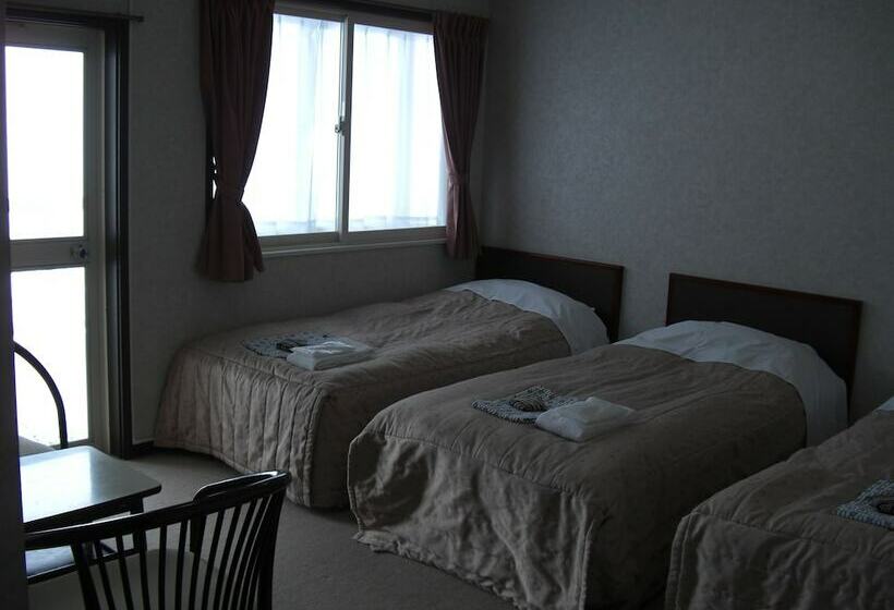 اتاق استاندارد سه تخته با سرویس بهداشتی مشترک, Akakura Yours Inn