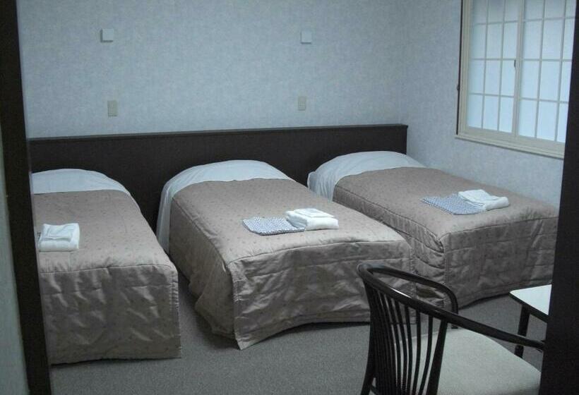 اتاق استاندارد سه تخته با سرویس بهداشتی مشترک, Akakura Yours Inn