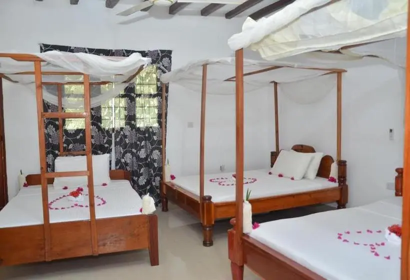 スタンダード４人部屋, Tumaini Bungalows