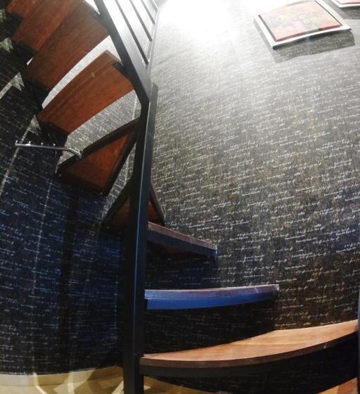 جناح ديلوكس, Here