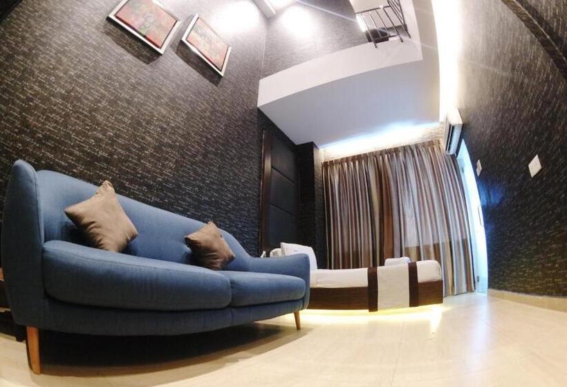 جناح ديلوكس, Here