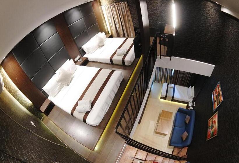 جناح ديلوكس, Here