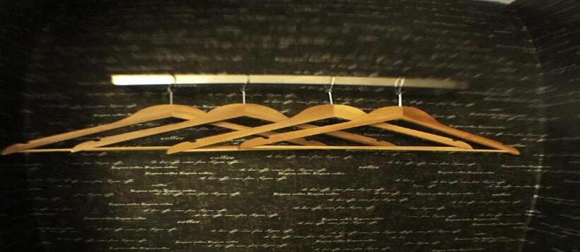 غرفة بريميوم, Here