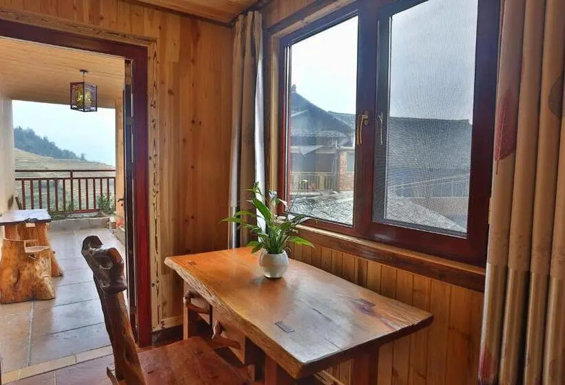 Perhehuone, Longji Holiday