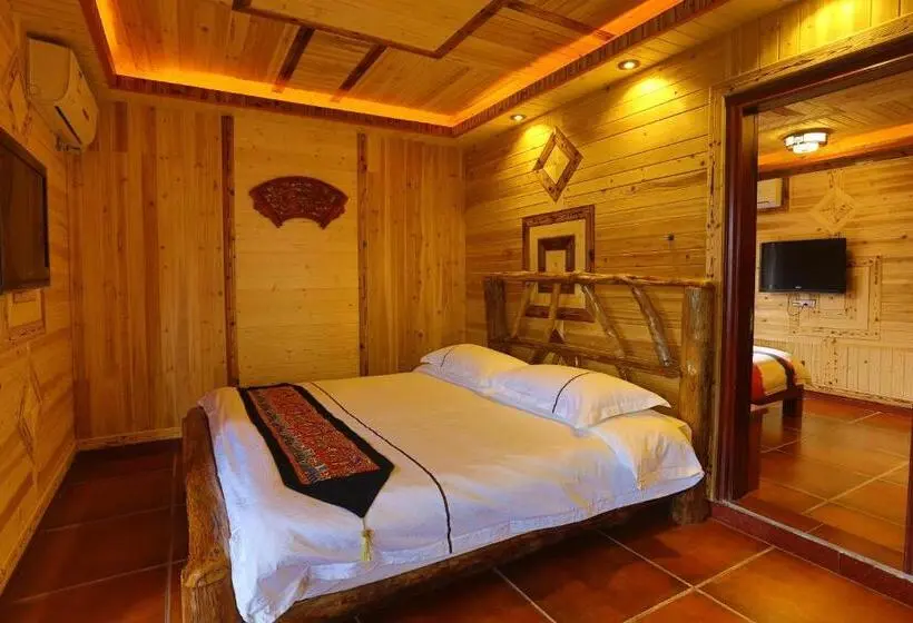 Perhehuone, Longji Holiday