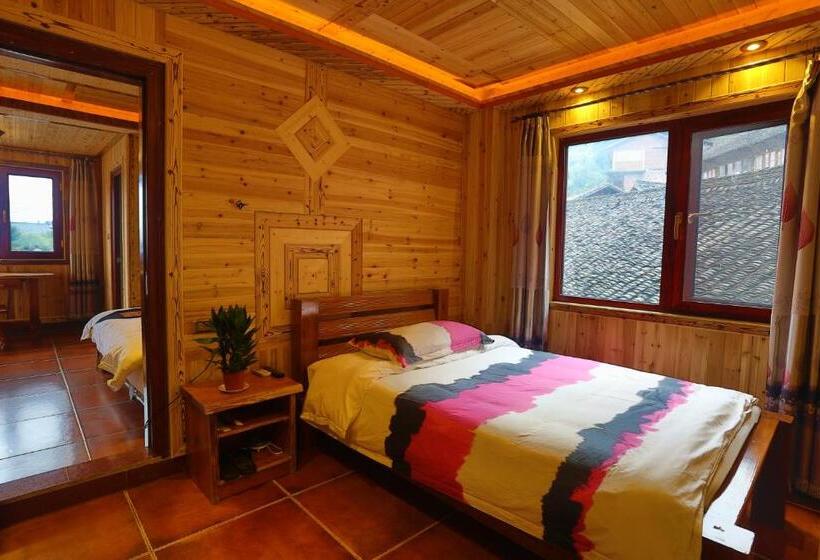 Quarto Familiar, Longji Holiday