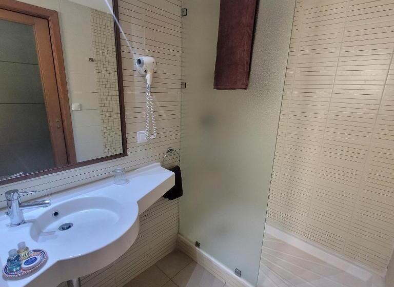 اتاق استاندارد, Tiba