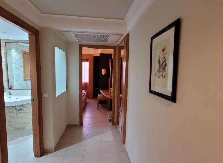 اتاق استاندارد, Tiba