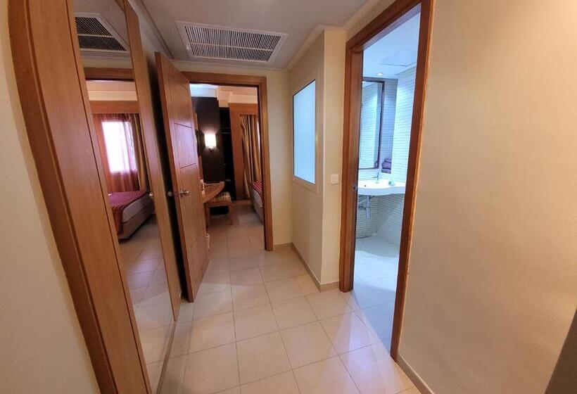 Mini Suite, Tiba