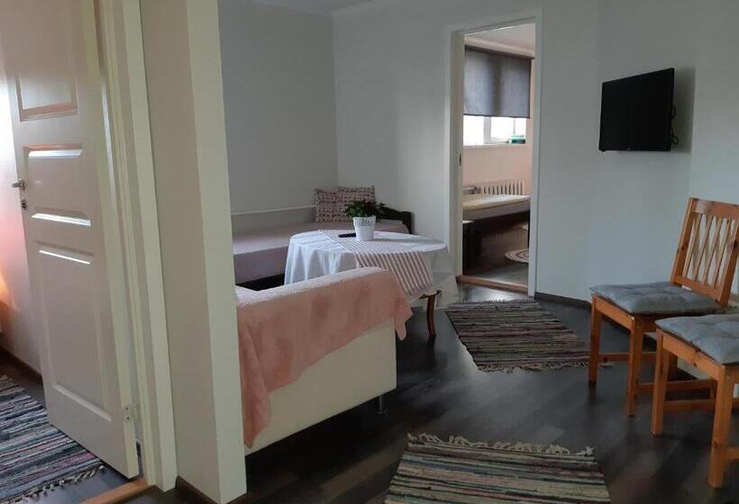اتاق خانوادگی, Ovelia B&b
