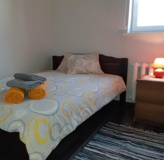 اتاق خانوادگی, Ovelia B&b