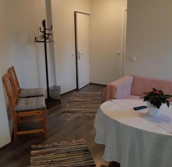 اتاق خانوادگی, Ovelia B&b