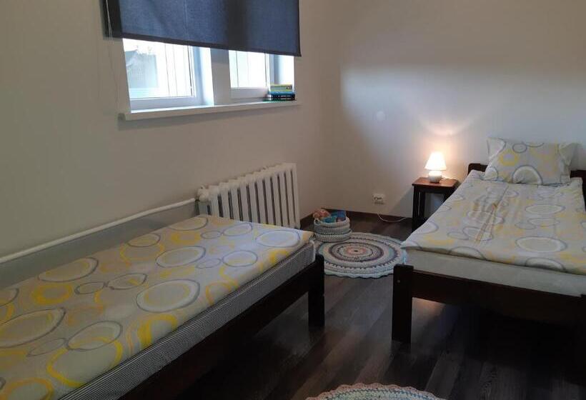 اتاق خانوادگی, Ovelia B&b