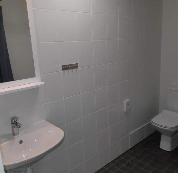 اتاق خانوادگی, Ovelia B&b