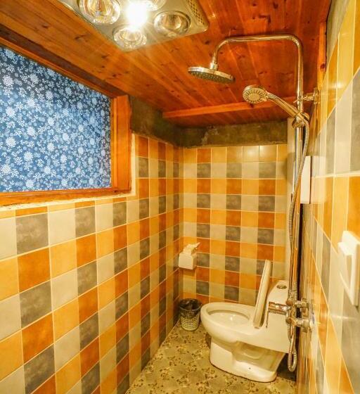 Номер Стандарт Вид на Озеро, Xidi Kunlun International Hostel