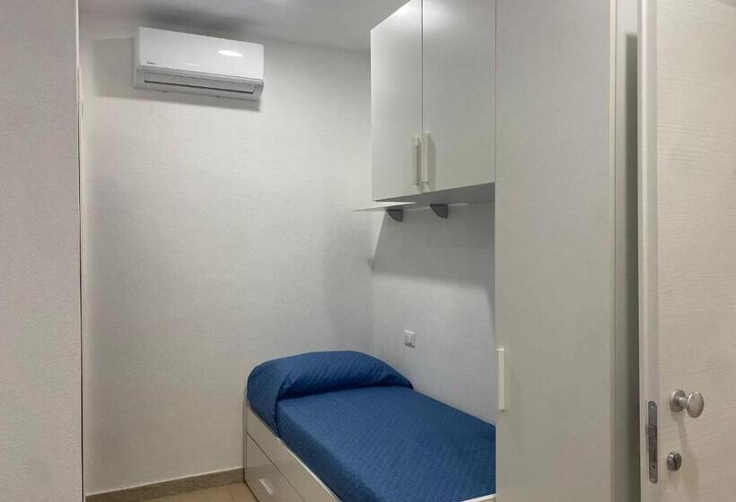 חדר סטנדרט לשלושה, Al Mare Fuori