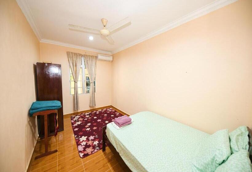 Апартаменты 3 Спальни, Oyo 91004 Homestay Masjid At Taqwa