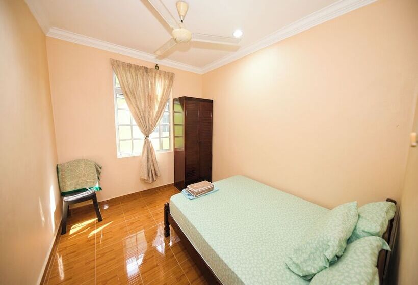 Апартаменты 3 Спальни, Oyo 91004 Homestay Masjid At Taqwa