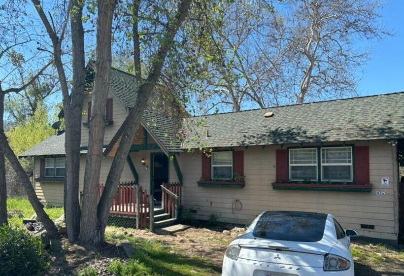 شقة غرفتين, Sequoia River Front Cabins