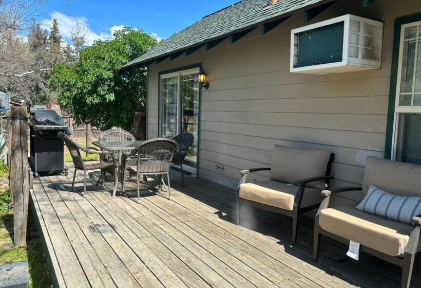 شقة غرفتين, Sequoia River Front Cabins