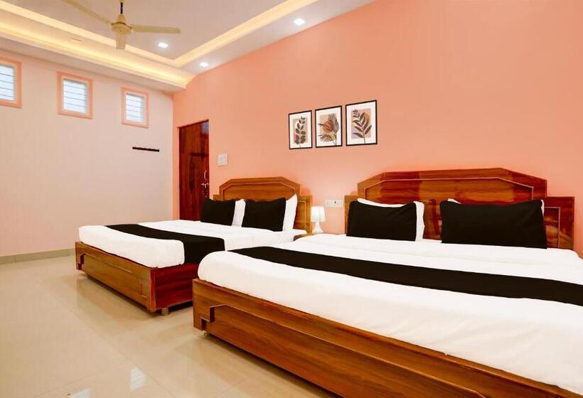 Classic Kolmen Hengen Huone, Oyo Hotel Raghunath