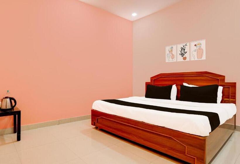 Classic Kolmen Hengen Huone, Oyo Hotel Raghunath