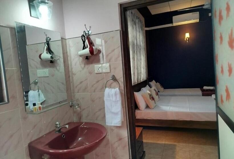 غرفة عائلية, Cosy White Palace