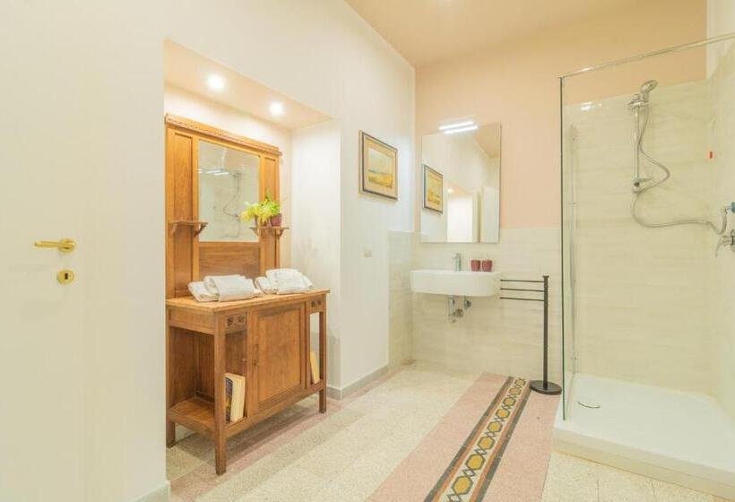 חדר סטנדרט עם מיטת קינג, Lake Lovers Lodge