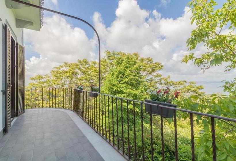 סוויטת ג'וניור עם טרסה, Lake Lovers Lodge