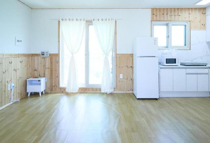 Quarto deluxe, Ronnie Pension