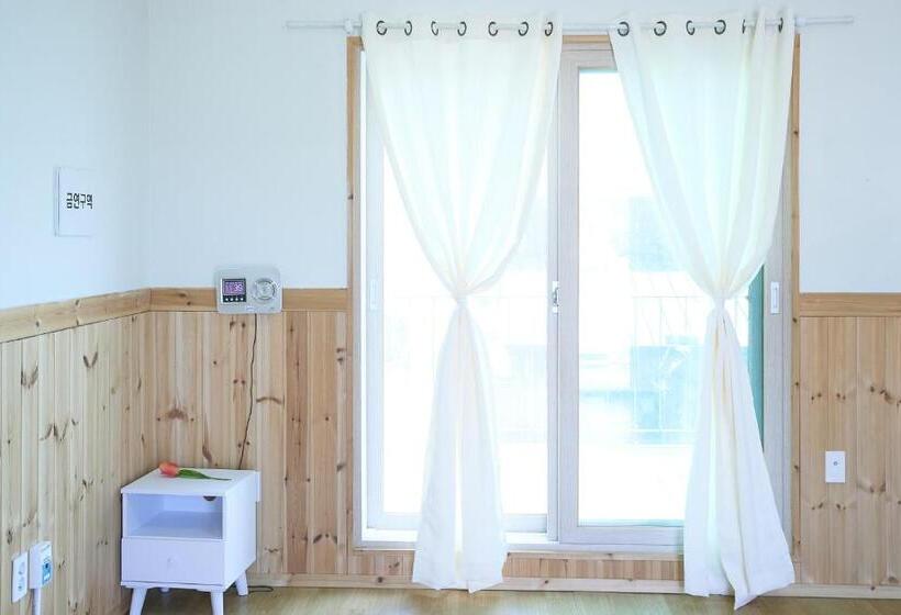 Quarto deluxe, Ronnie Pension