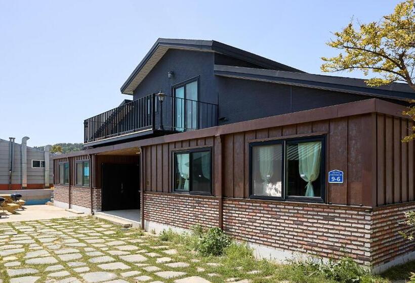 Quarto deluxe, Ronnie Pension