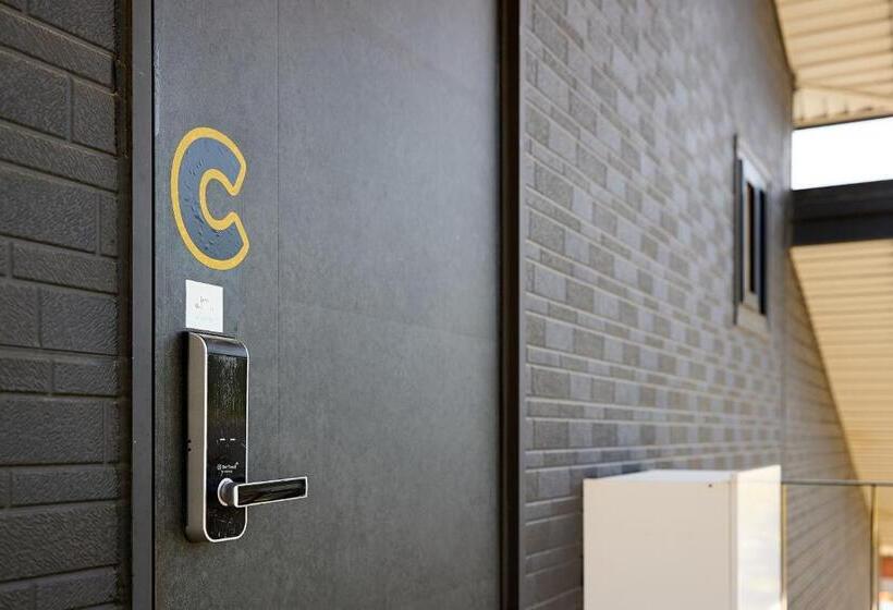 Quarto deluxe, Ronnie Pension