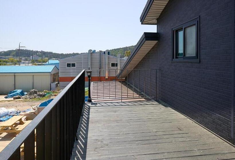 Quarto deluxe, Ronnie Pension