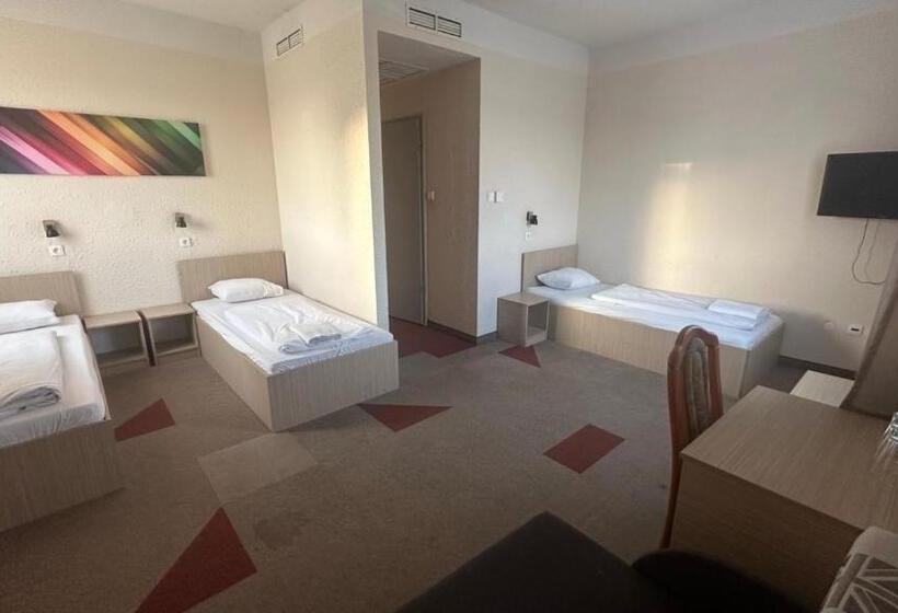 デラックスの4人部屋, Free Parking, Free Breakfast, Only 15 Minutes To City Center