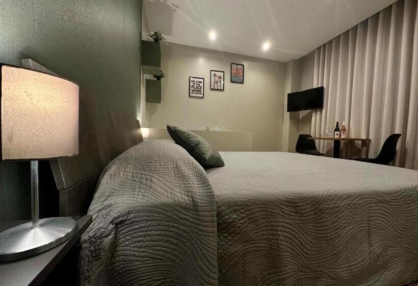 غرفة ديلوكس, Qualora Room & Suite