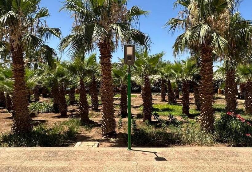 استودیو استاندارد با چشم‌انداز باغ, Isly Golf