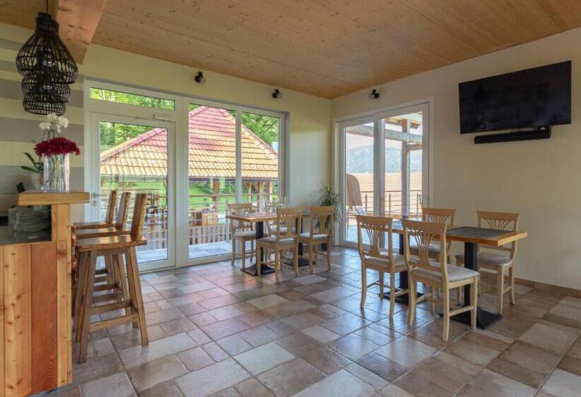 چادر با خدمات رفاهی استاندارد, Resort Pri Hrastu