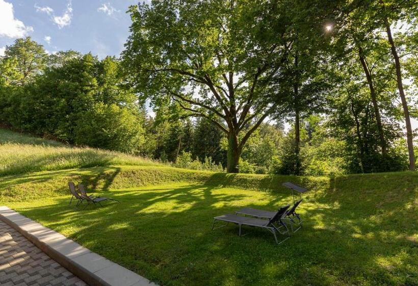 چادر با خدمات رفاهی استاندارد, Resort Pri Hrastu