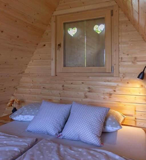 چادر با خدمات رفاهی استاندارد, Resort Pri Hrastu