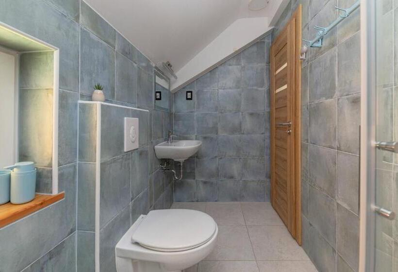 استودیو استاندارد با چشم‌انداز, Resort Pri Hrastu