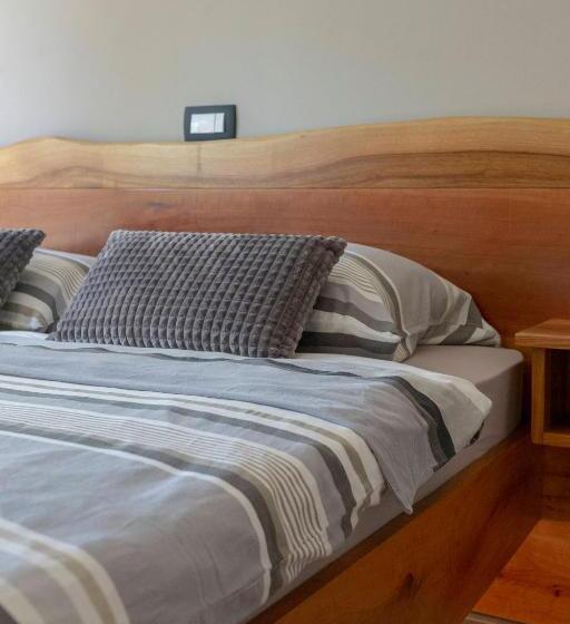 استودیو استاندارد با چشم‌انداز, Resort Pri Hrastu