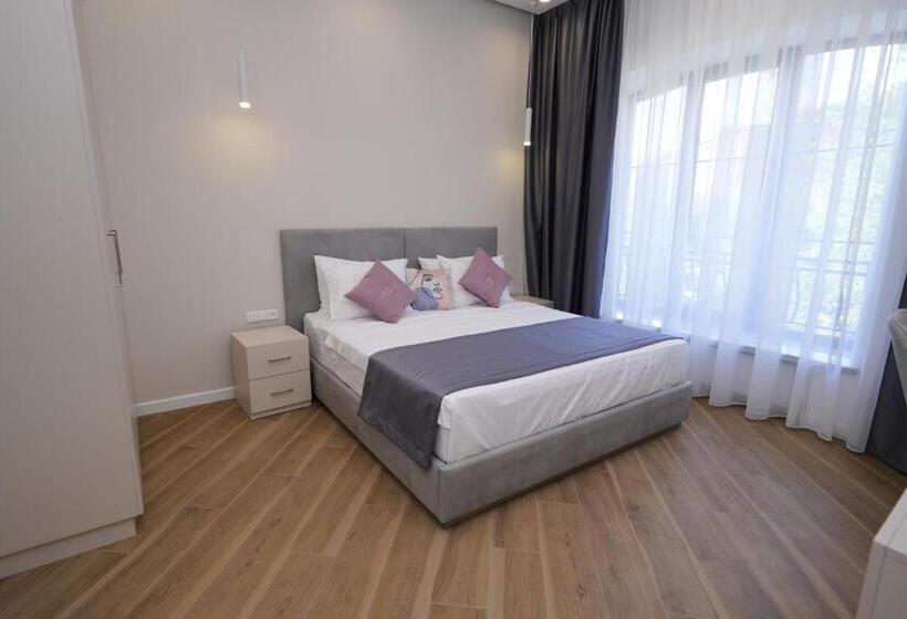 주니어 스위트, Ser In