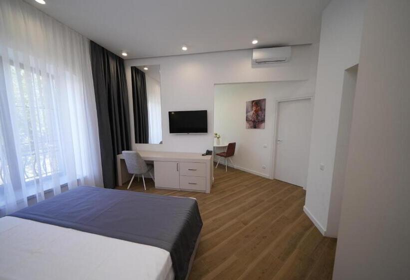 주니어 스위트, Ser In